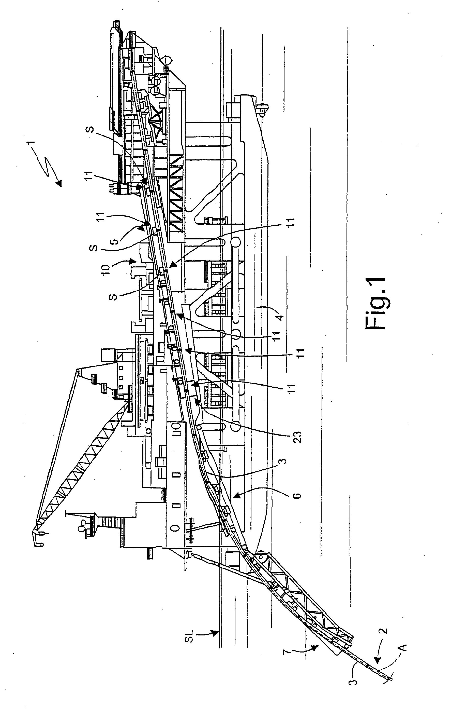 Pipe-joining method and apparatus for producing underwater pipelines, and underwater-pipeline-laying vessel comprising such an apparatus