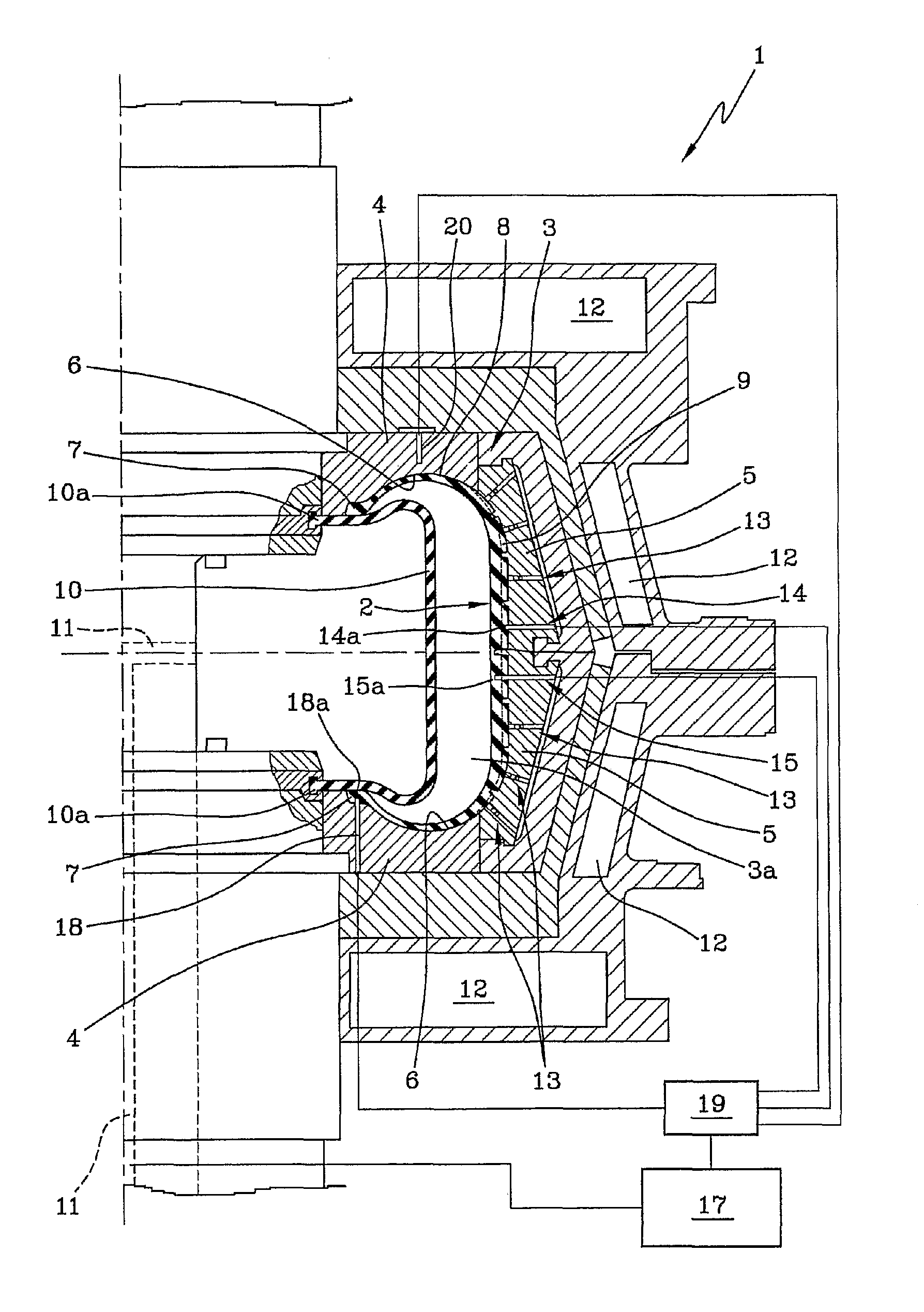 Method of vulcanising pneumatic tyres and apparatus therefor