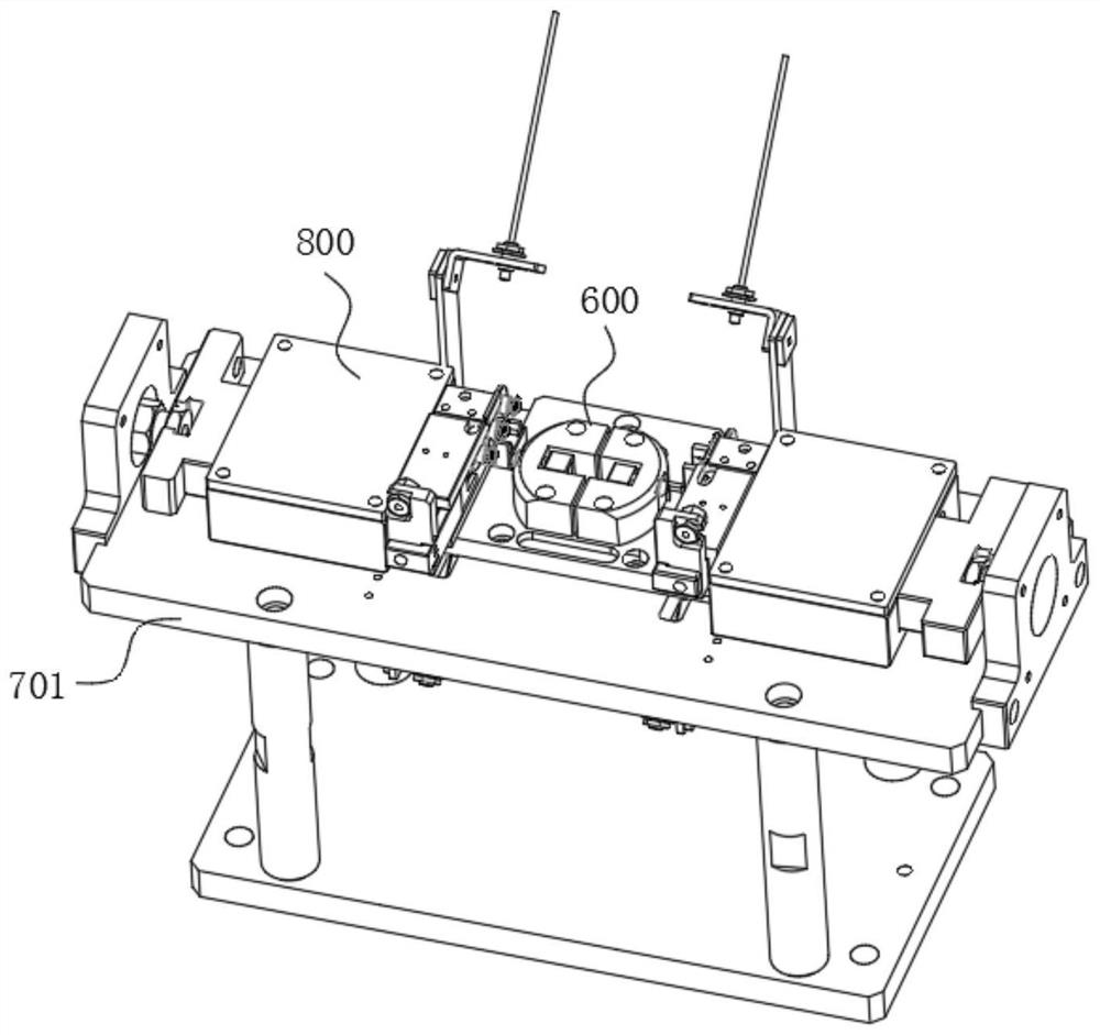 Automatic conveying and mounting device for cup cover connecting pieces