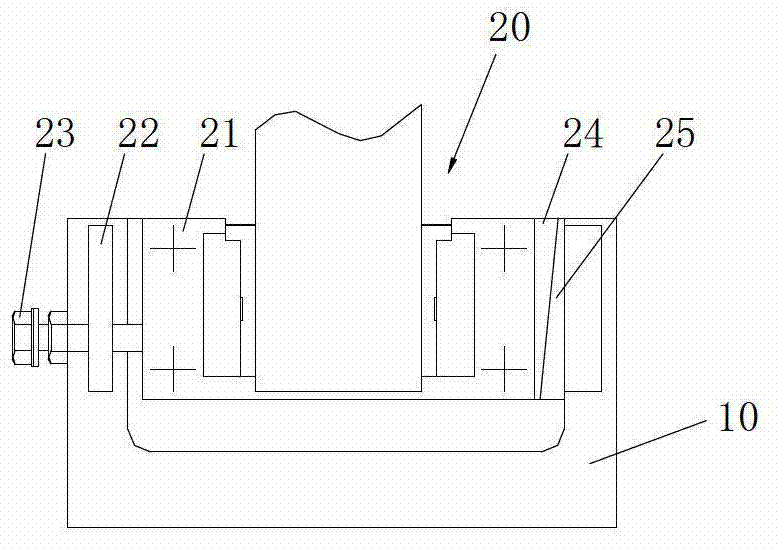 Adjusting structure of magnetic belt conveying device