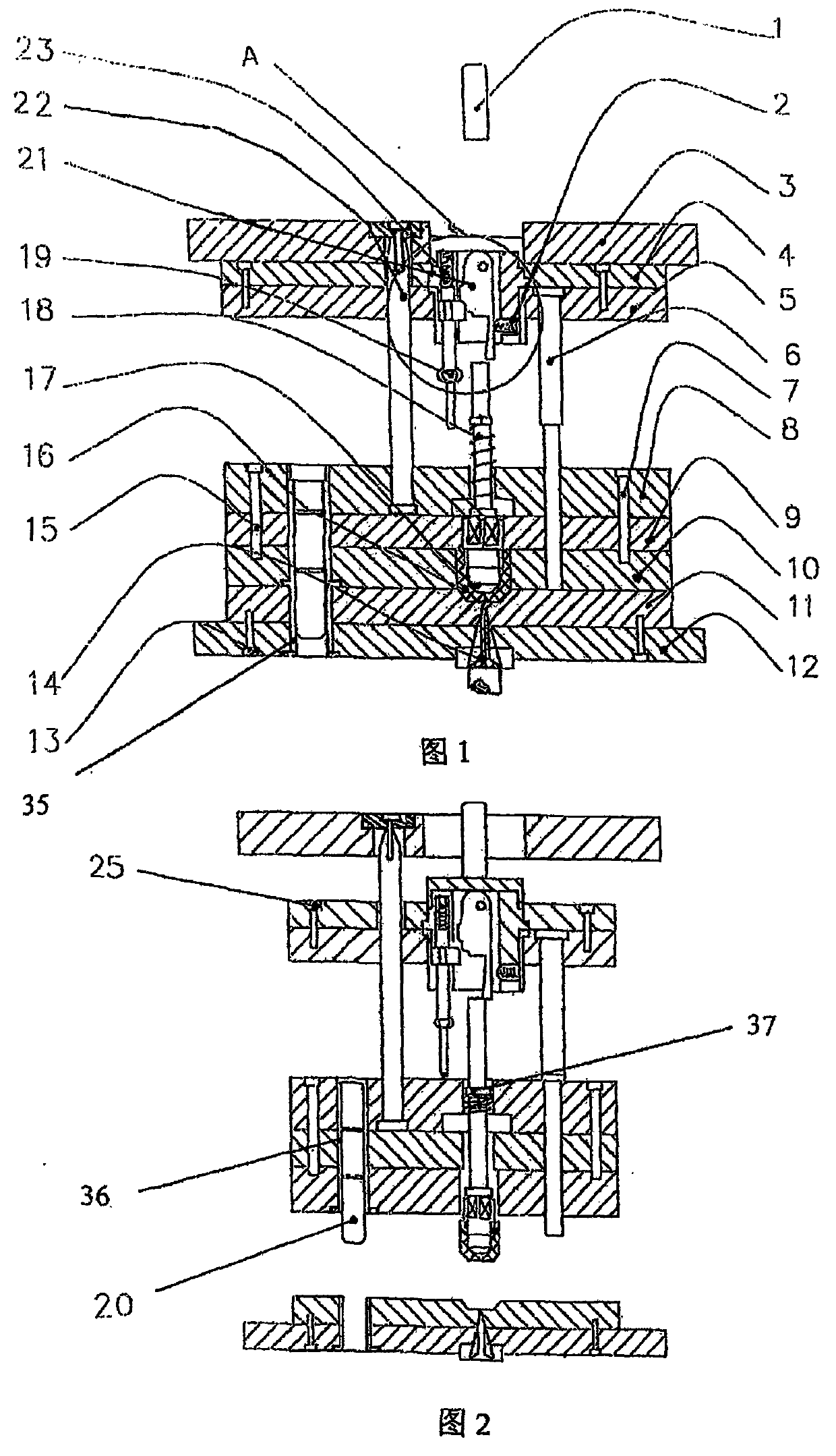 Oscillating bar type spring pre-resetting die mechanism