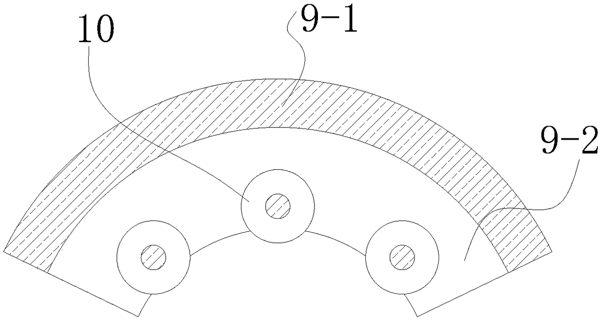 Discharge device for aluminium coiled material cutting