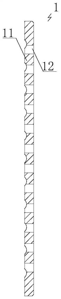 Slotted partition plate structure for reducing temperature difference between tube plates and heat exchanger