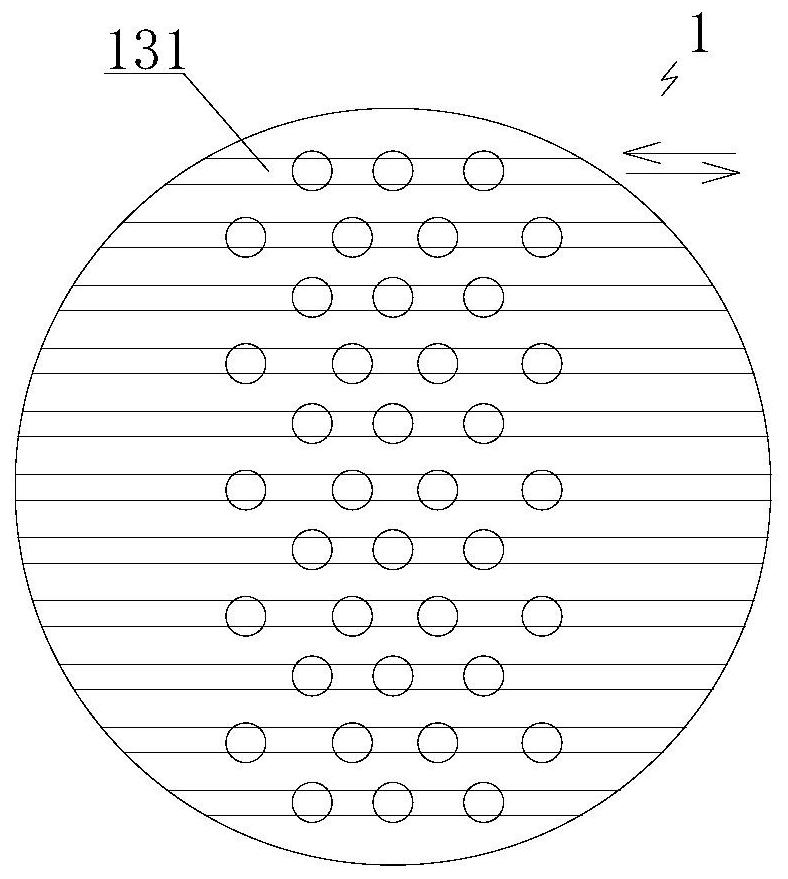 Slotted partition plate structure for reducing temperature difference between tube plates and heat exchanger