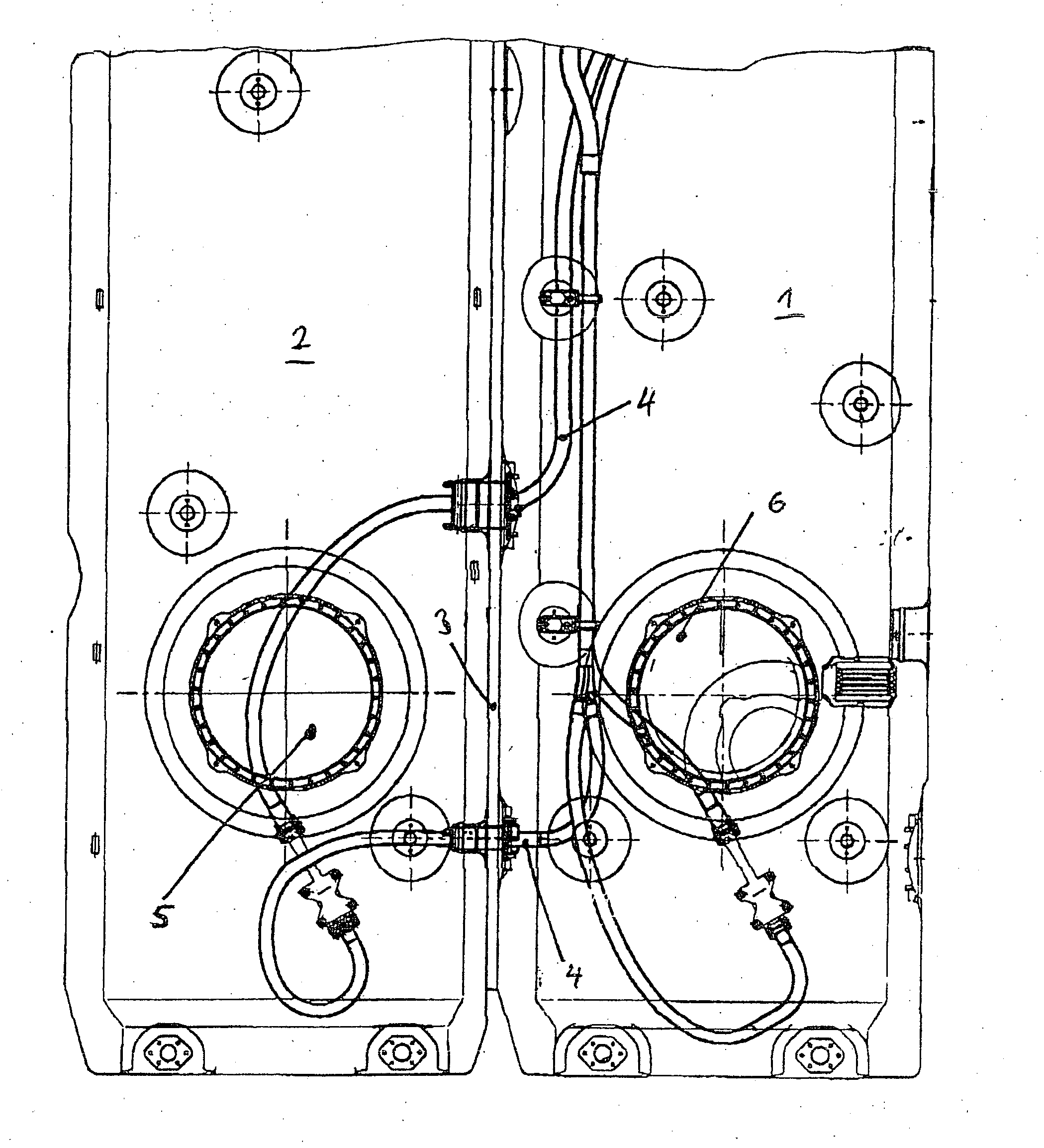 Connection arrangement to connect two flexible tanks of an aircraft