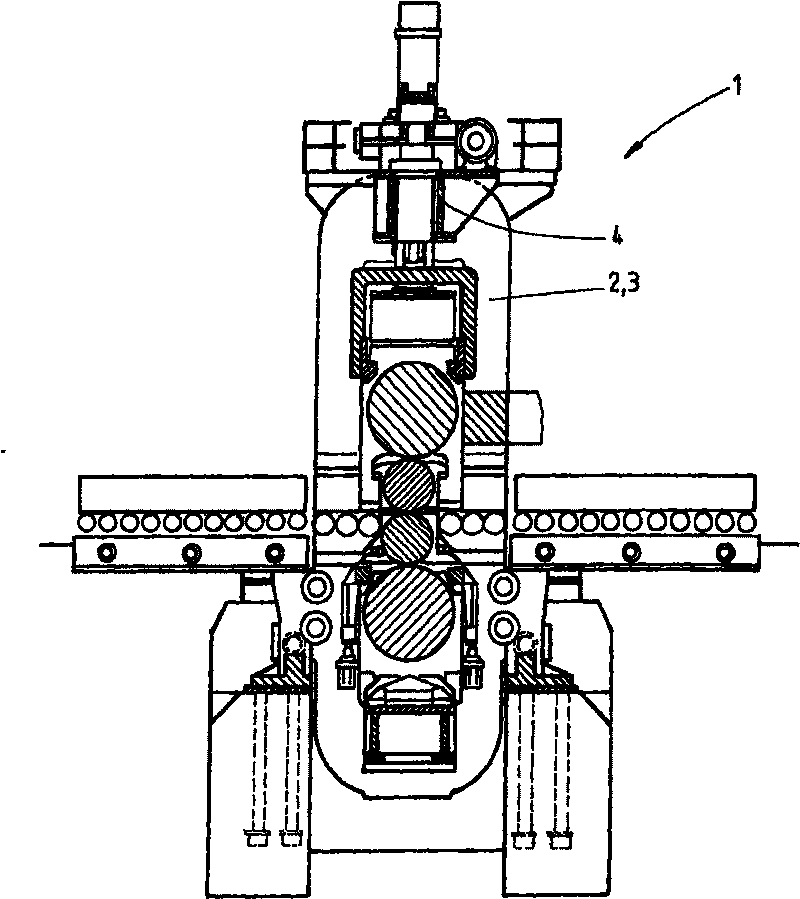 Mill stand including device for rotationally locking the supporting roll balanced architecture