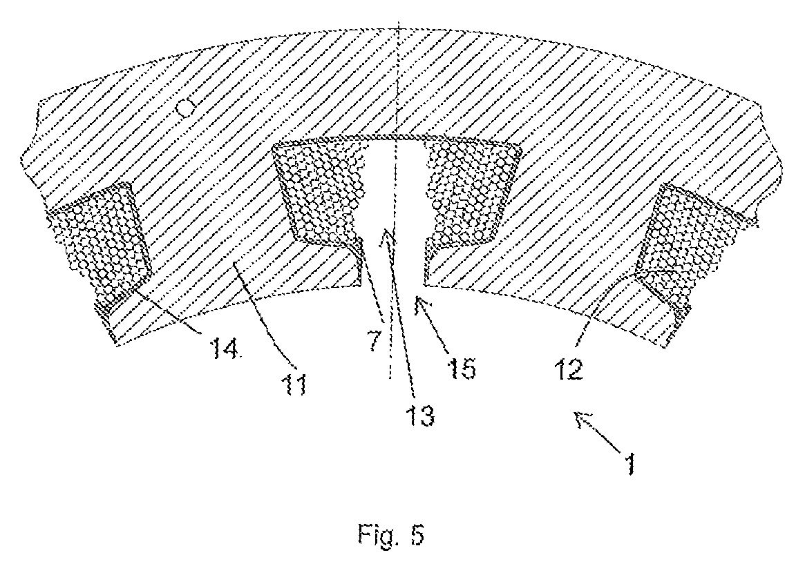 Stator having adapted tooth geometry with teeth having circumferential projections