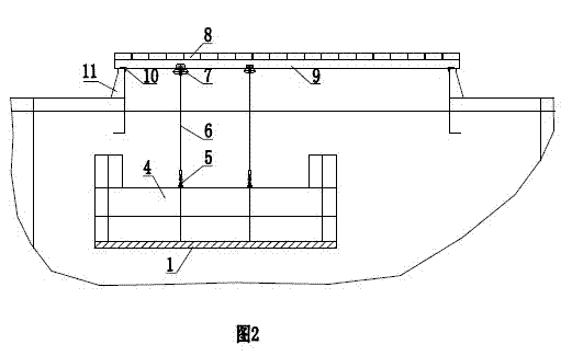 Elevation type work platform for moving cargo hold of bulk freighter