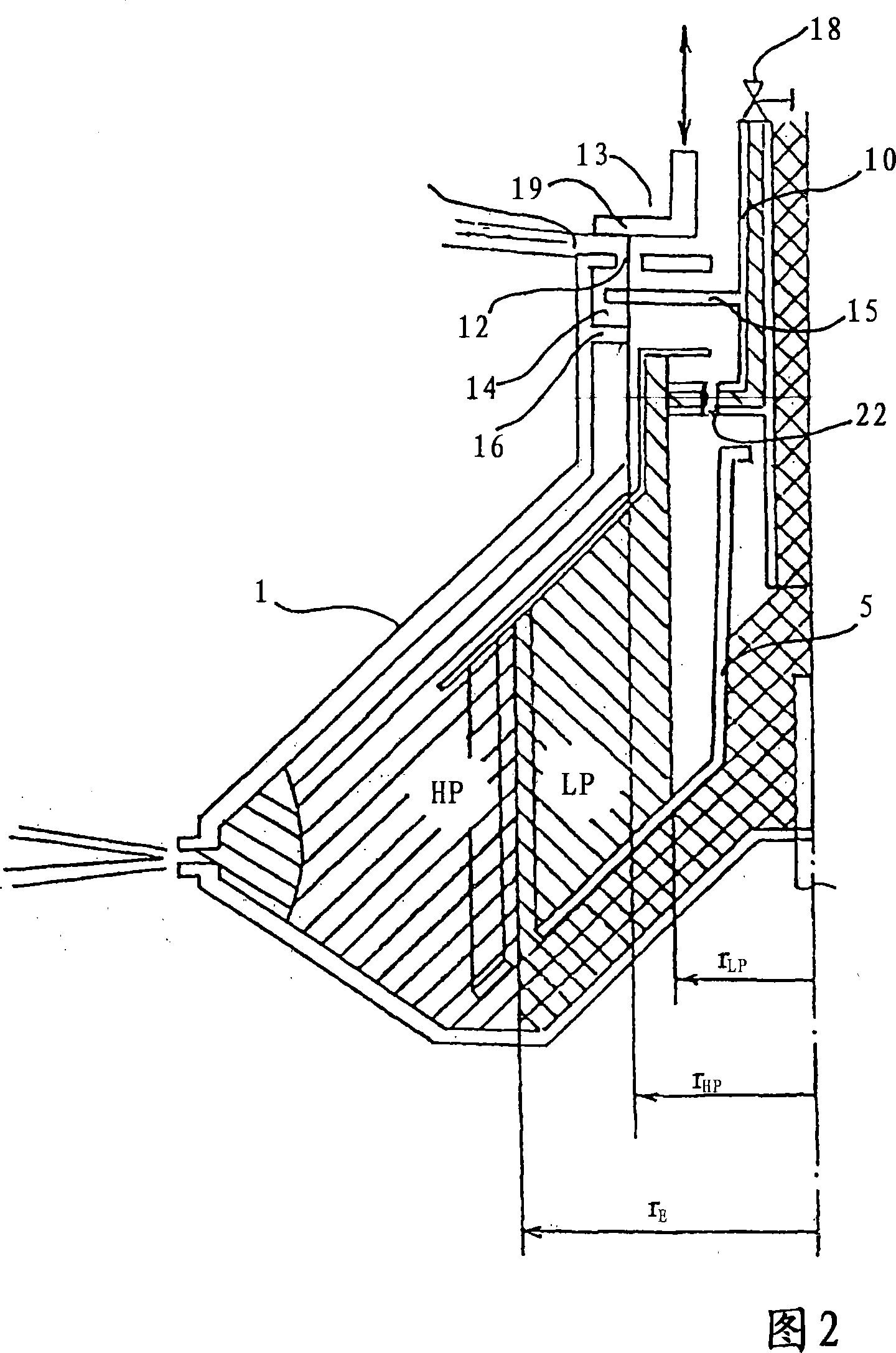Three-phase separator comprising a skimming disc and solid discharge orifices