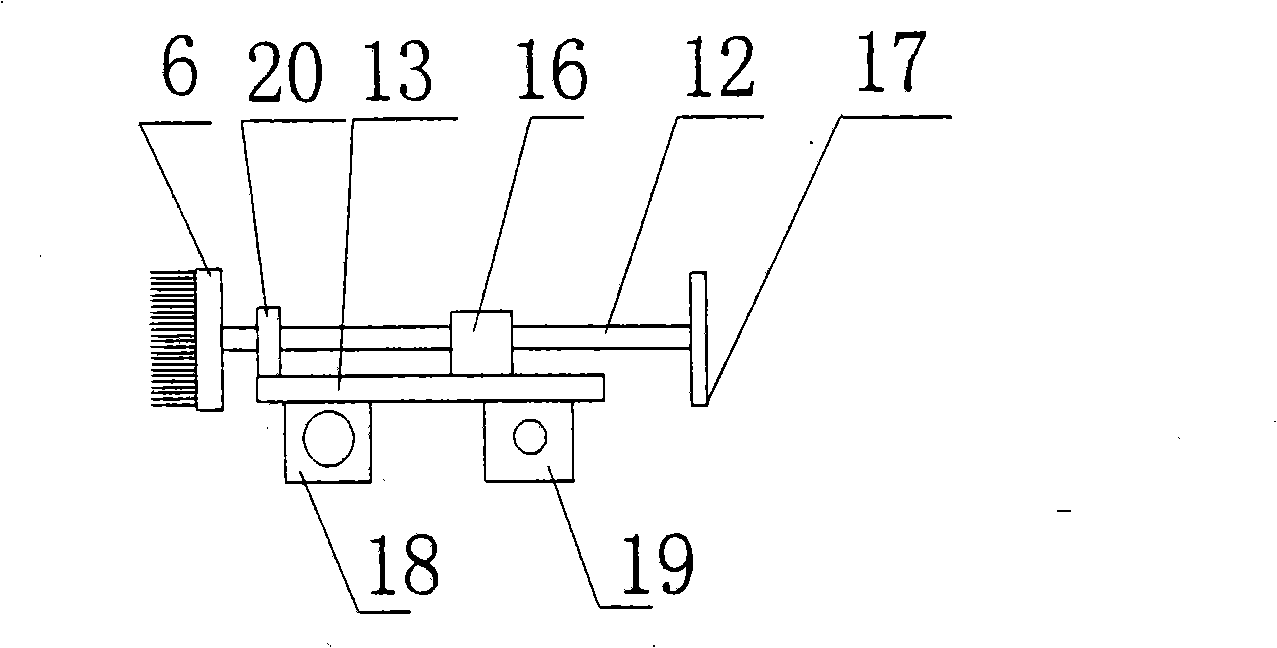 Automatic cleaning device for bristle roll of combing machine and cleaning method thereof