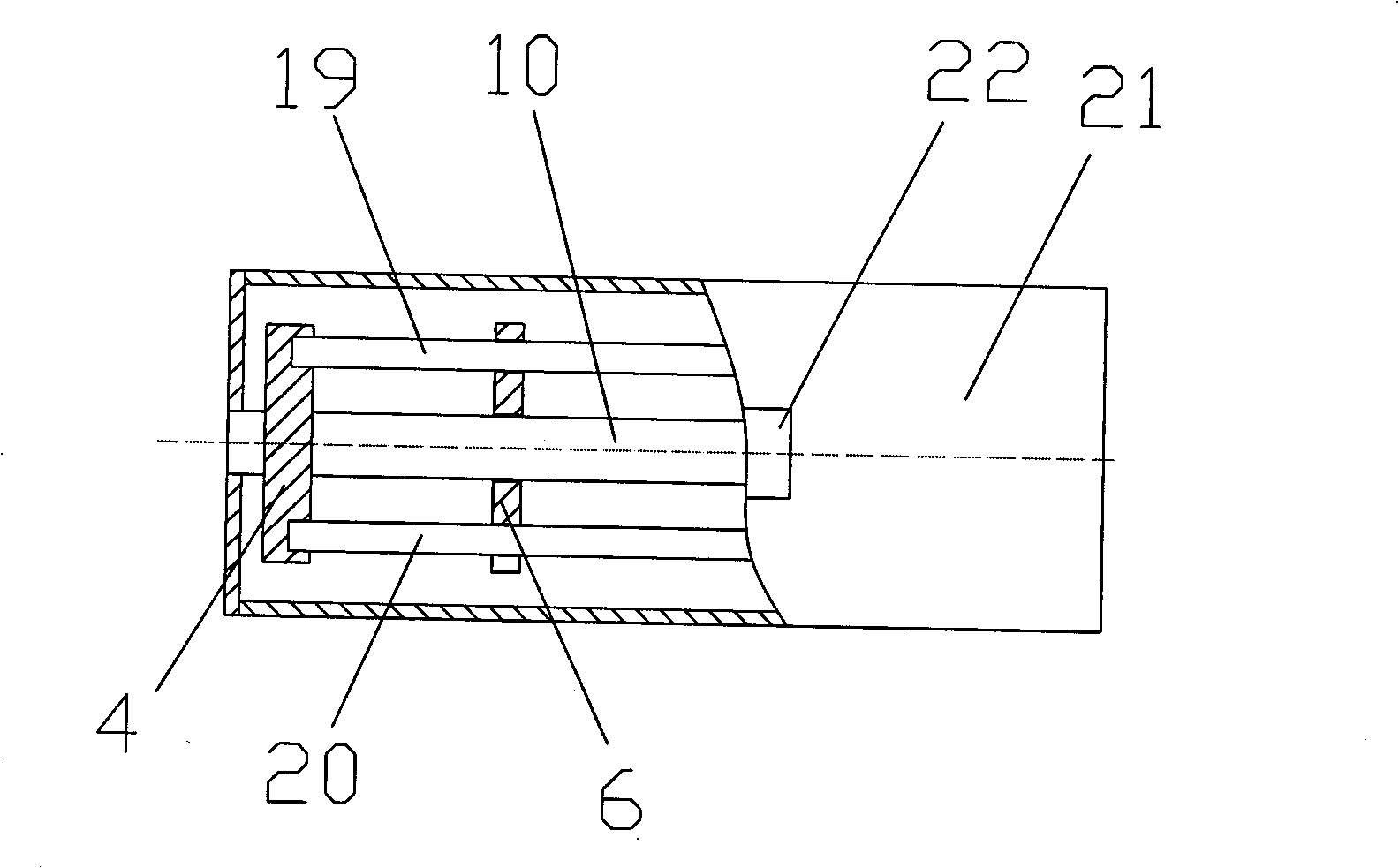Blood separating device and separating method for filtering leucocyte