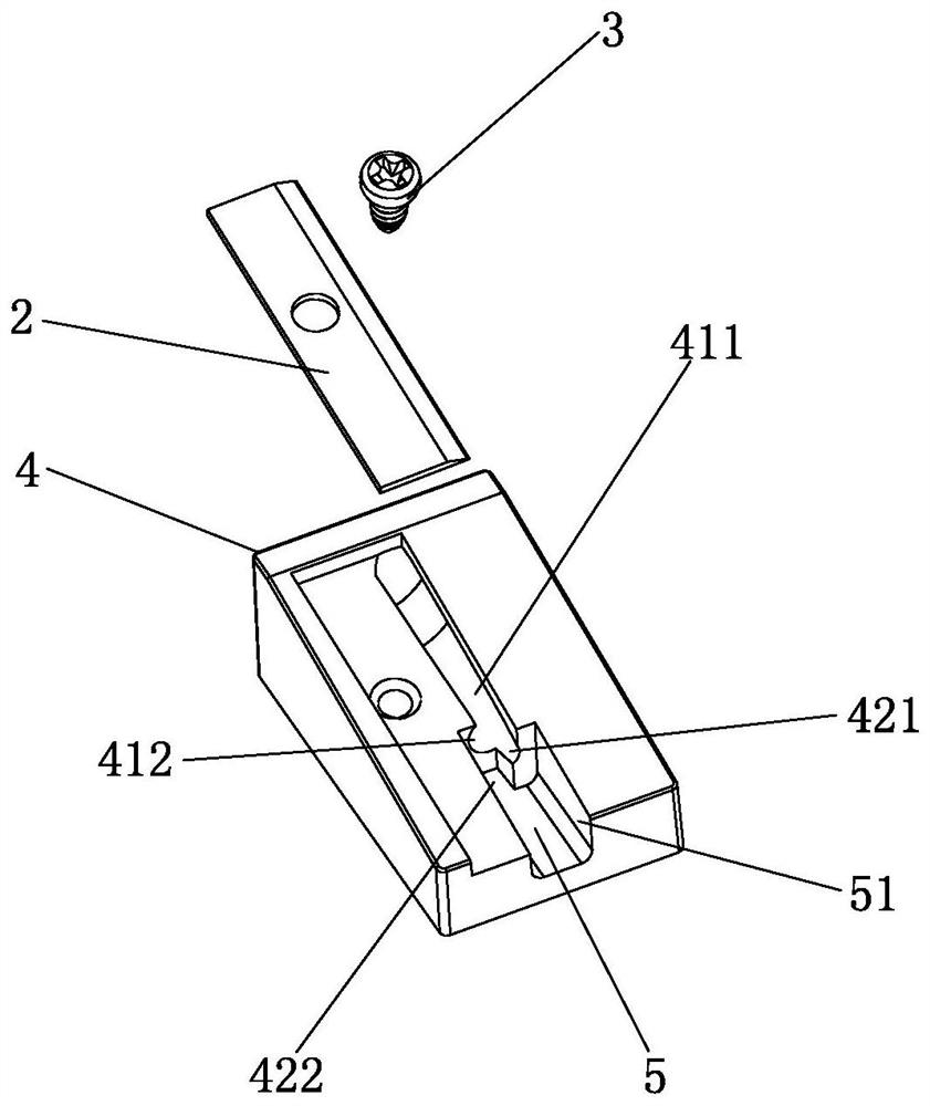 Pencil sharpener capable of automatically discharging broken pencil lead