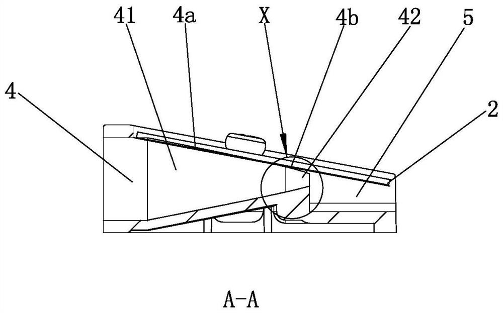 Pencil sharpener capable of automatically discharging broken pencil lead