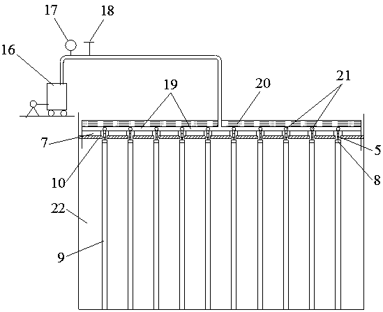 In-situ chemical conditioning and vacuum preloading reduction method and conditioning device for landfill sludge