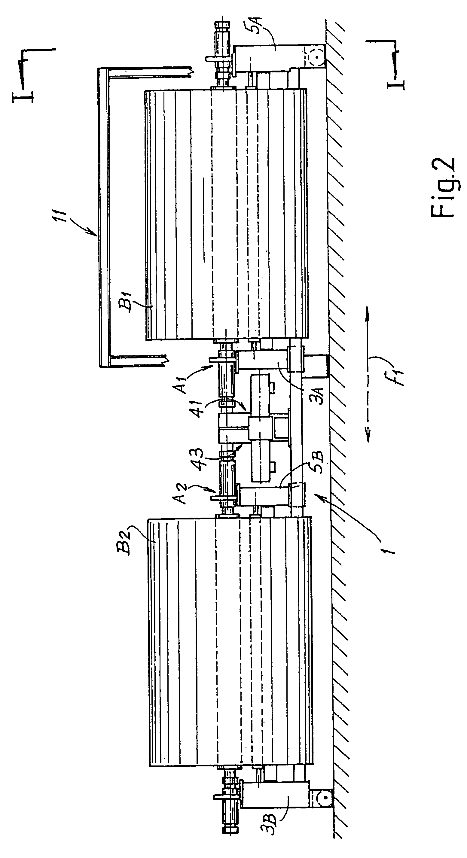 Unwinding device for reels of web material with dual drive mechanism and relative unwinding method