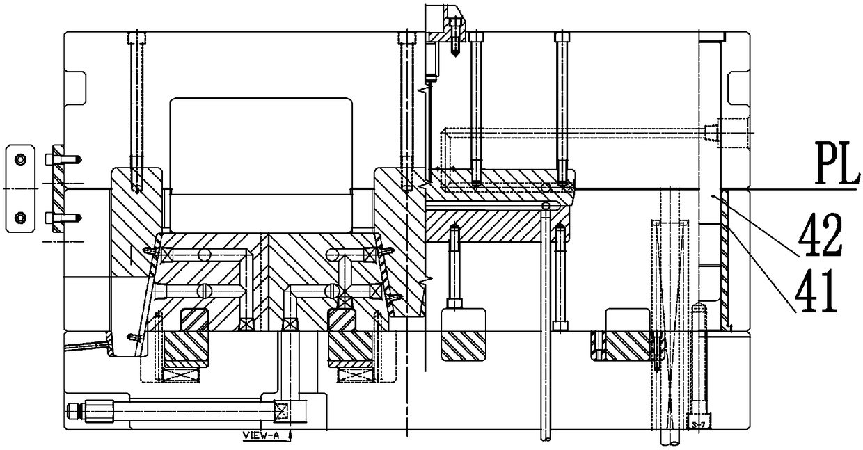 Injection mould with multi-row oil cylinders linked to drive hot runner