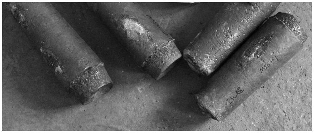 Method for preparing ultra-low-oxygen bearing steel cast ingot through vacuum induction smelting
