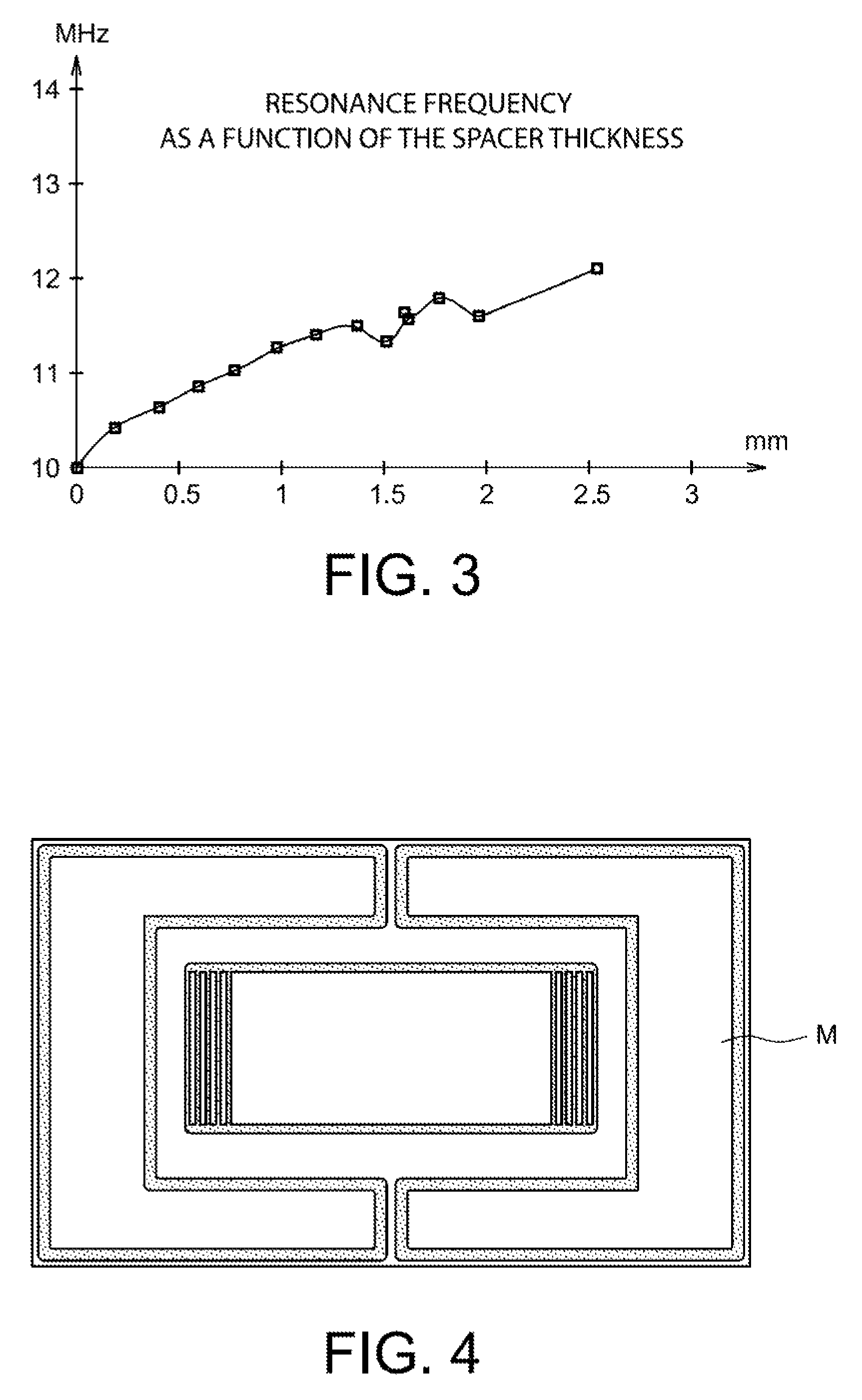 Device having reduced overall dimensions for identifying a metal substrate in a dusty and metallic environment, and application for identifying containers containing nuclear fuel elements in the production plant thereof