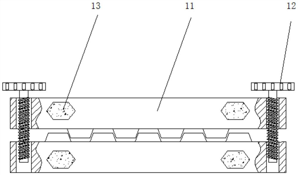 Protective clothing detecting and clamping device for relieving instantaneous impact of water flow