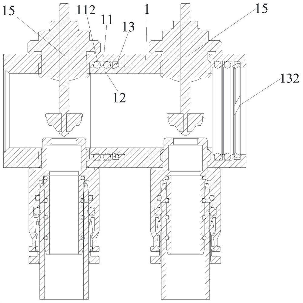 Hydraulic power transmission and distribution center capable of conveniently adjusting water outlet rate