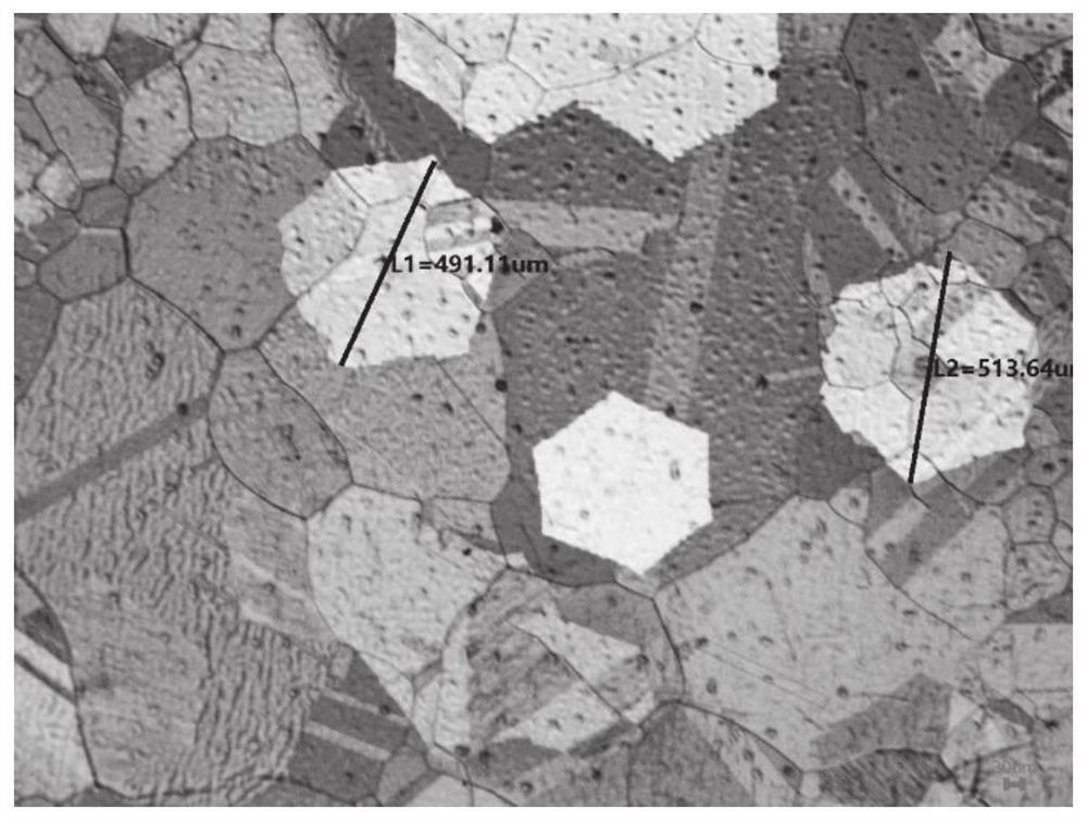 Method for preparing high-quality single crystal domain two-dimensional material by regulating and controlling cavity pressure