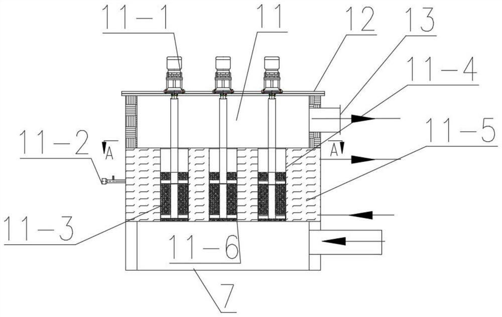 Lignin catalytic cracking device and catalytic cracking method