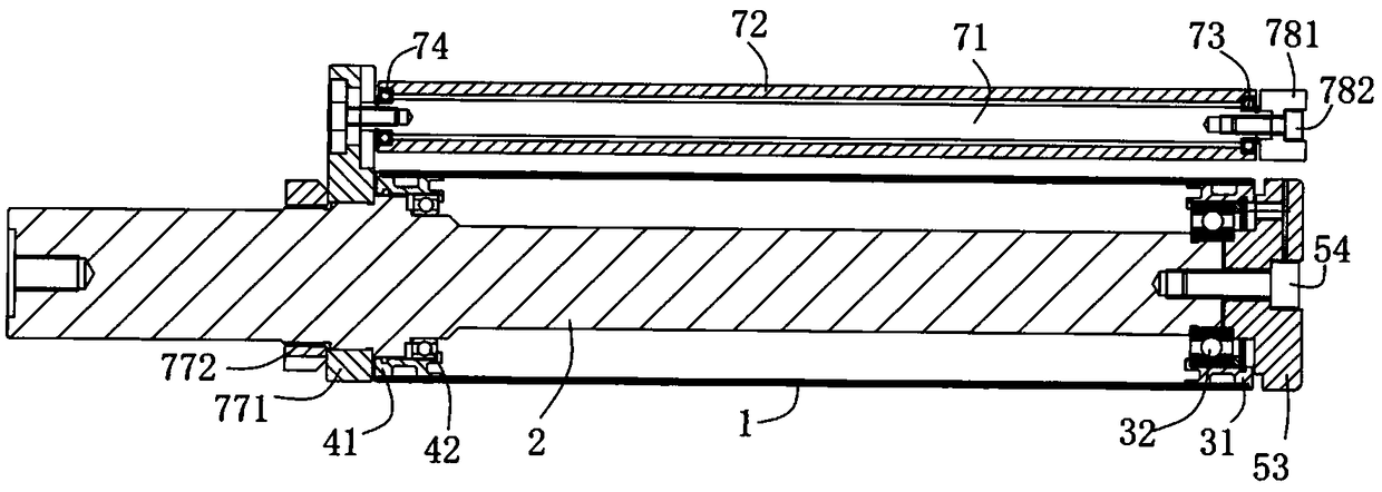 A pole plate passing roller structure