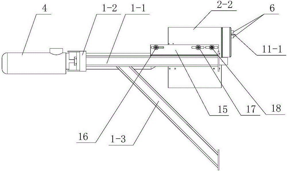 Drum entanglement cutting-off and removing device for spreading machine