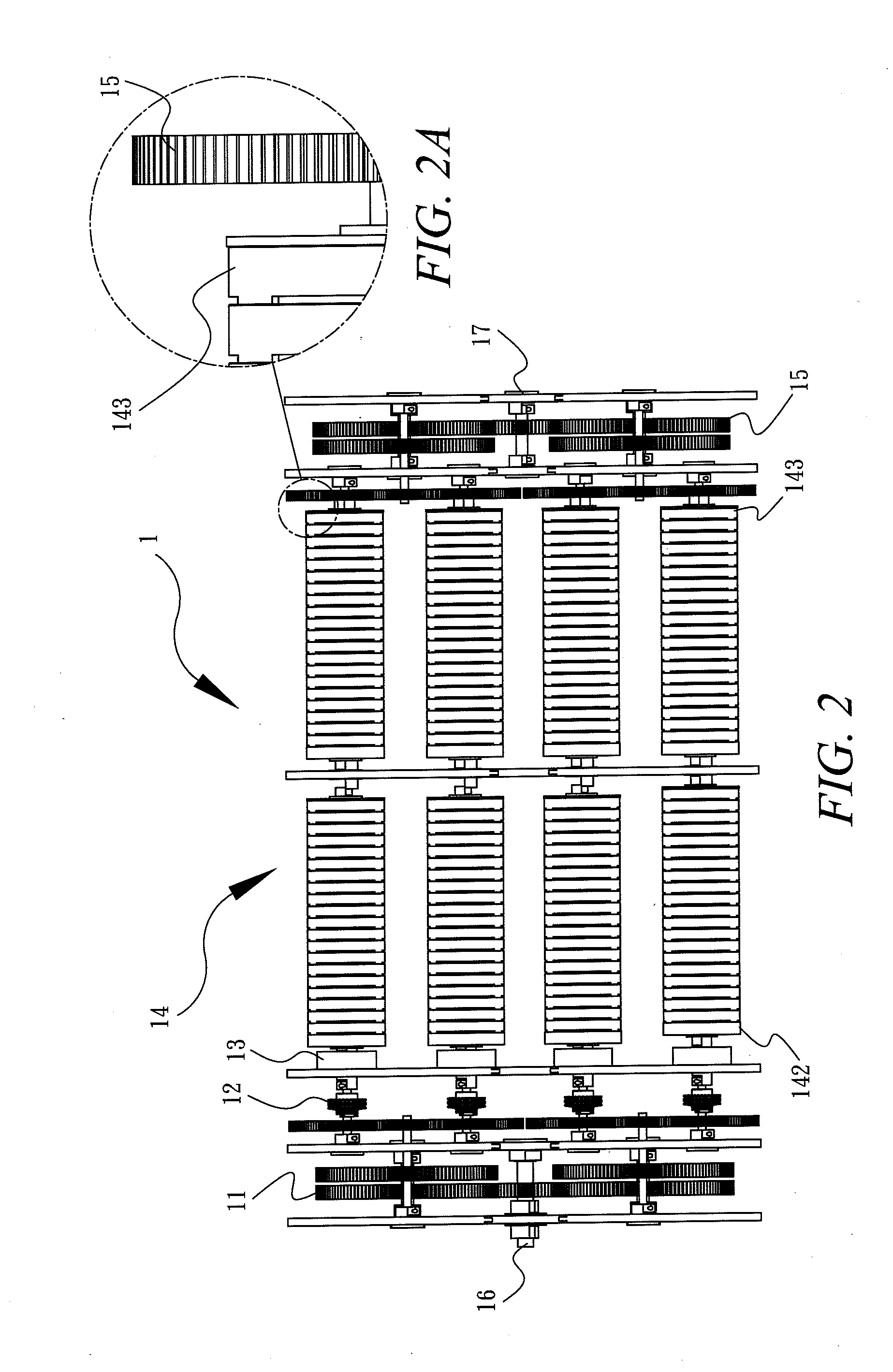 Energy storing device in which energy is stored through spring torsion
