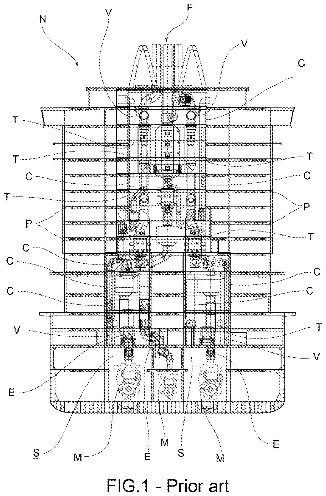 Ship comprising a system for reducing the vibrations originating from the casing and method for building said ship