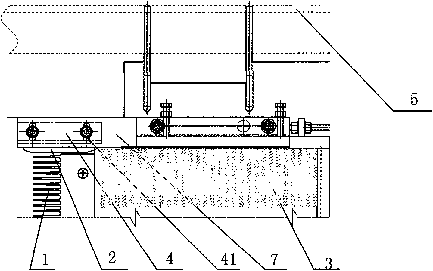 Dredging gear plate and stair anti-deflection device of escalator