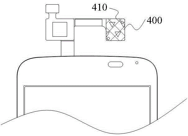 A displacement sensor and a mobile terminal using the displacement sensor