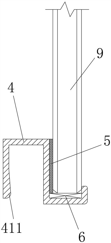 A hanging buckle type cylinder glass installation structure and using method