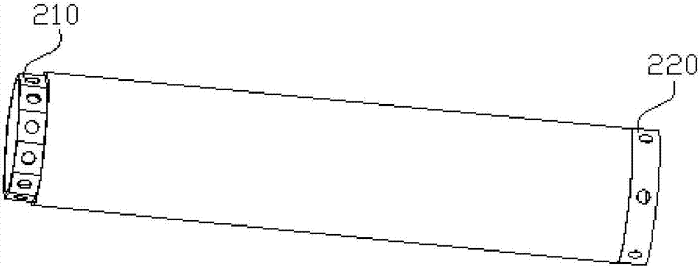 A submarine cable traction structure and its installation method