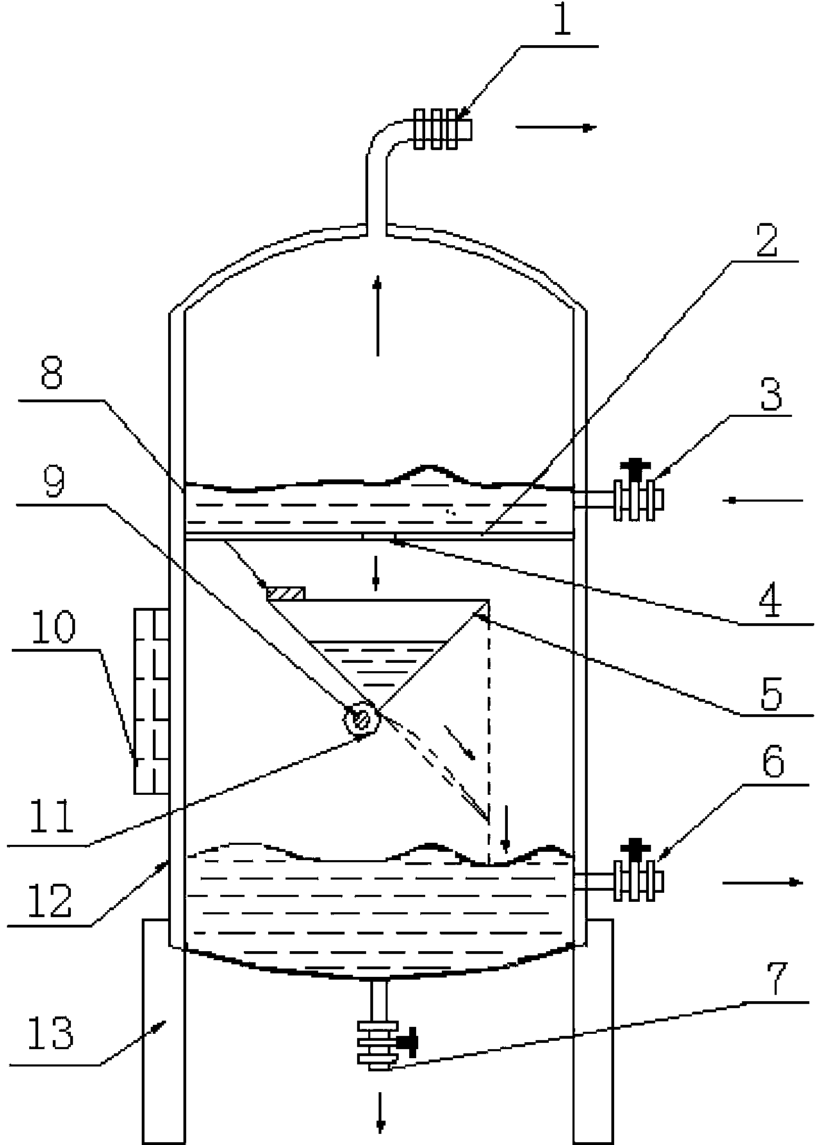 Tipping bucket type crude oil water content online monitoring device and online monitoring method