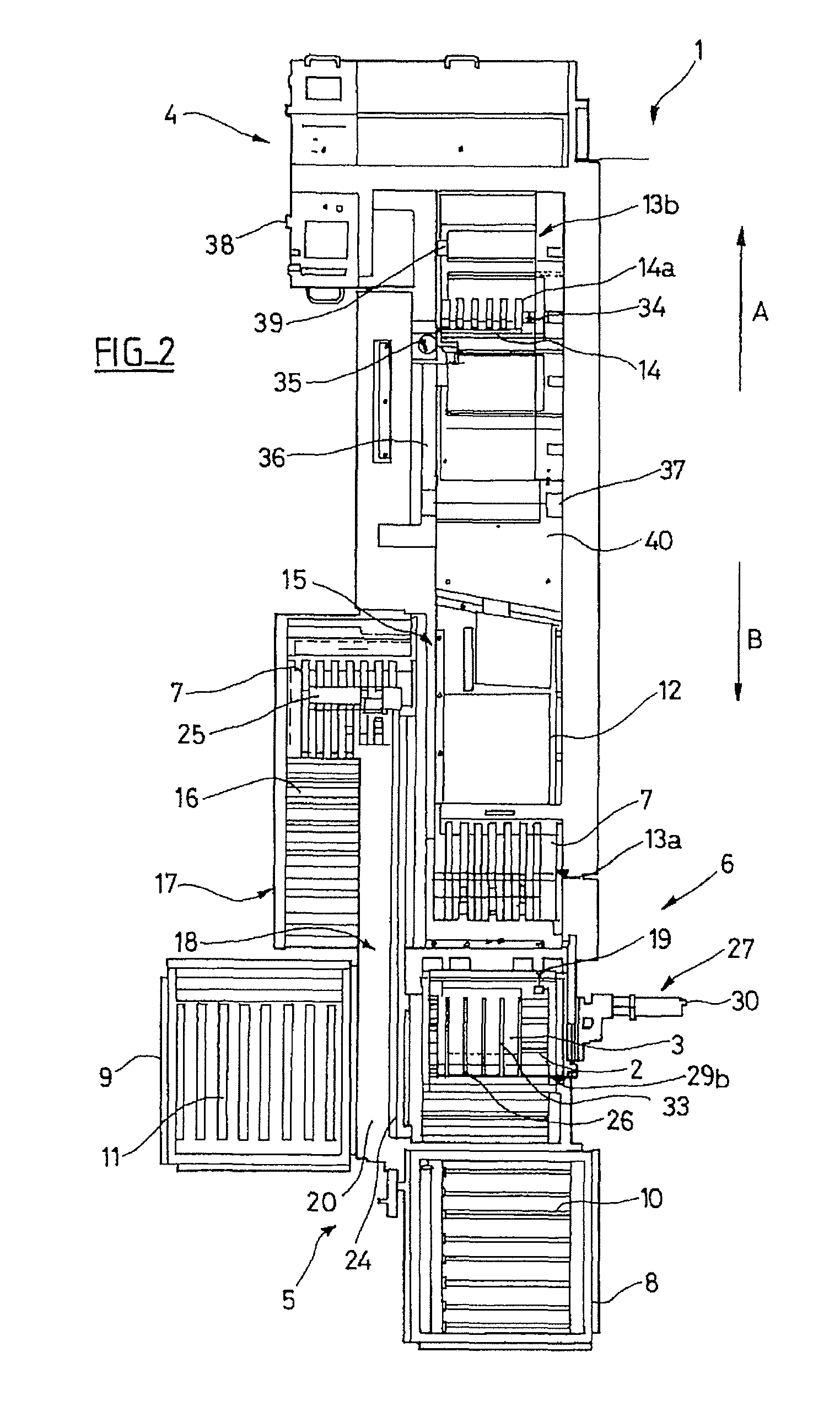 Device for unloading trays using a pivot member