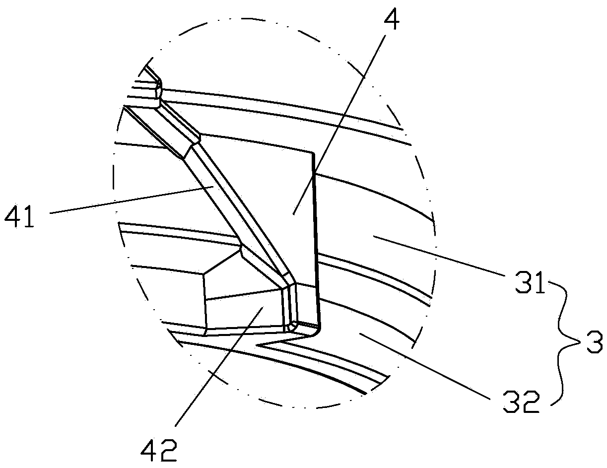Juicer screw structure with material scrapers