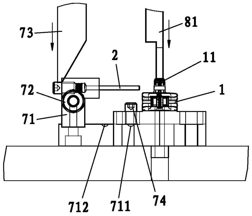 Pin mounting method and pin mounting device for puller