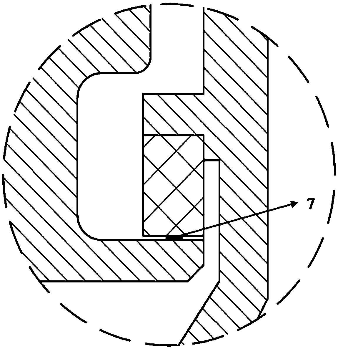 Shaft voltage grounding protection structure of traction motor