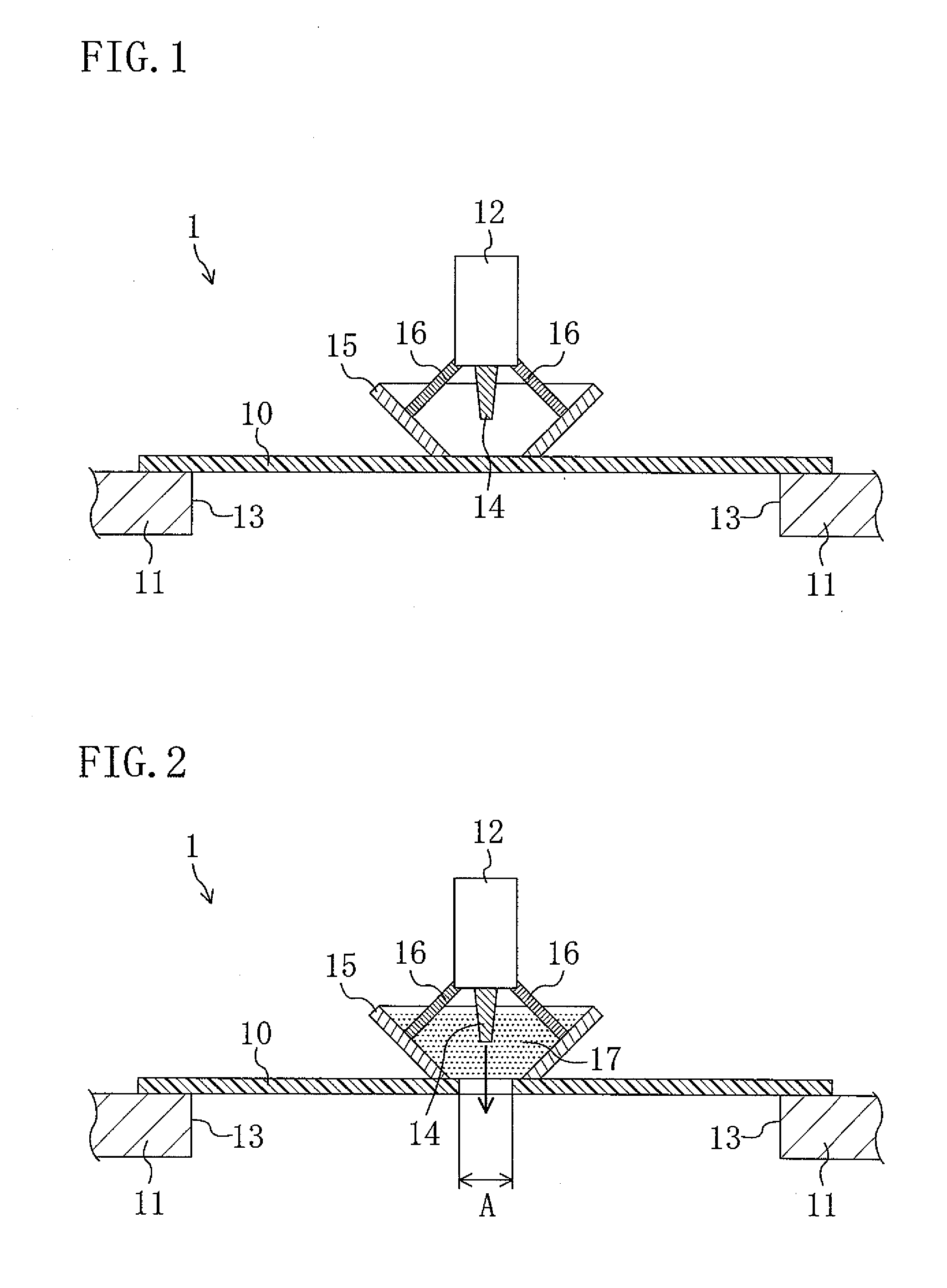 Method of cutting plastic substrate and apparatus for cutting plastic substrate