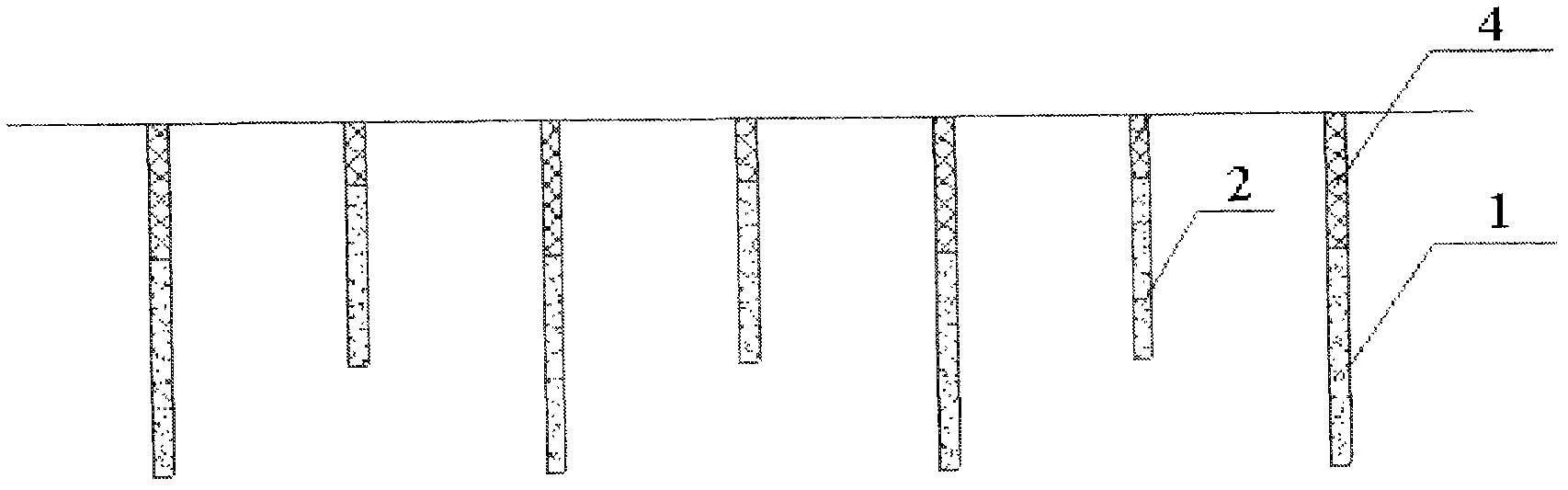 Deep-hole and shallow-hole combined bench blasting method capable of reducing blasting boulder rate