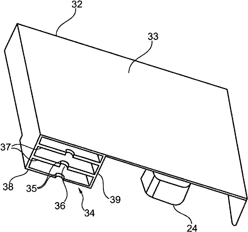 Free-standing household appliance comprising an additional foot