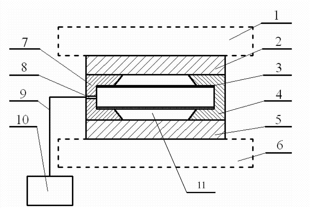 Section-variable hollow component forming device and method