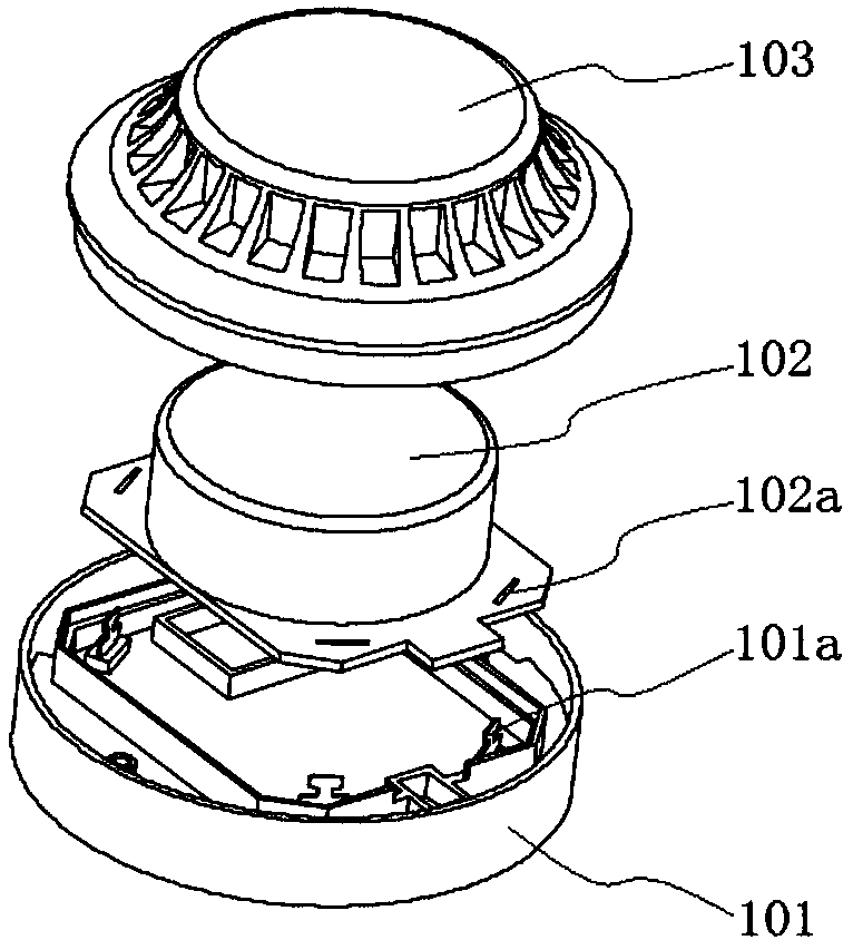 A multi-station assembly screwing device for a smoke alarm