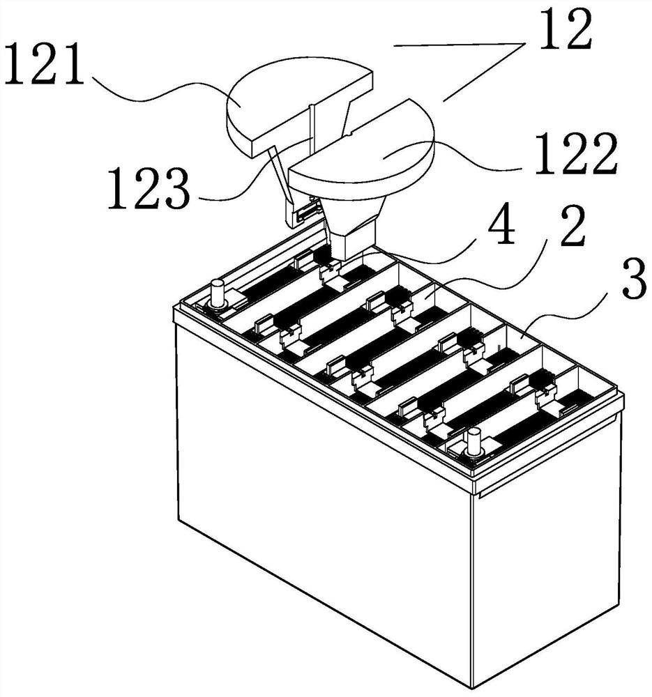 Sealing structure between batteries with multiple cells and forming method of the sealing structure