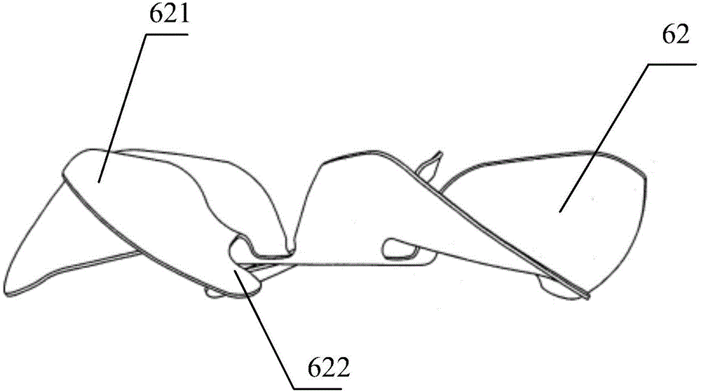 A feeding hopper with material crushing function