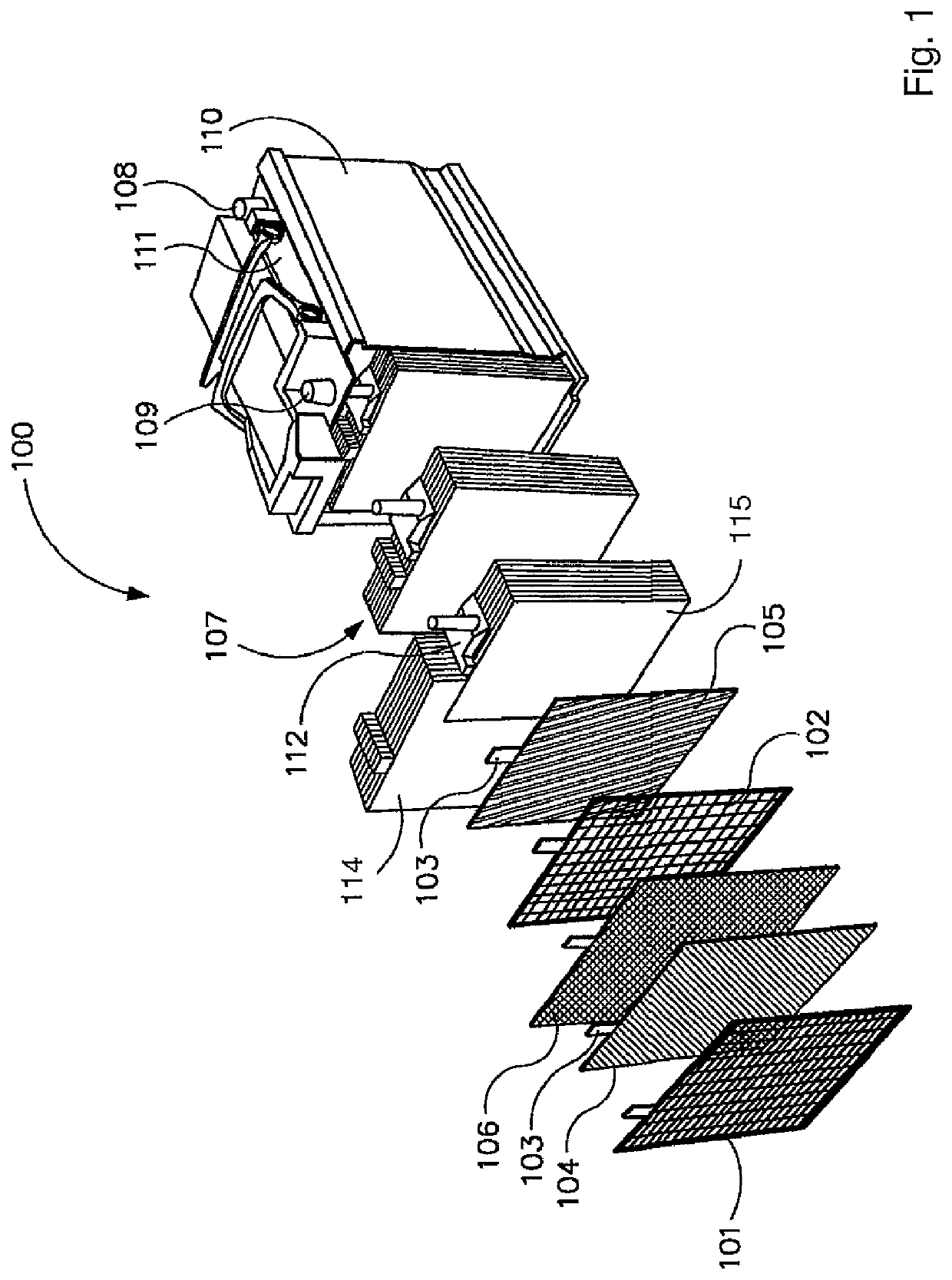 Electrode plate of an electrochemical battery and electrochemical battery comprising such electrode plate