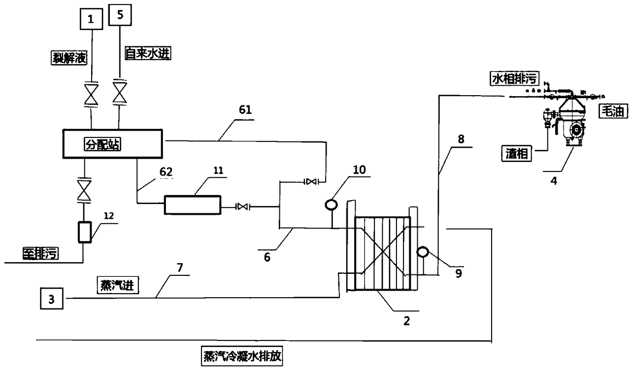 Device and method for online heating separation of microbial oil, and microbial oil