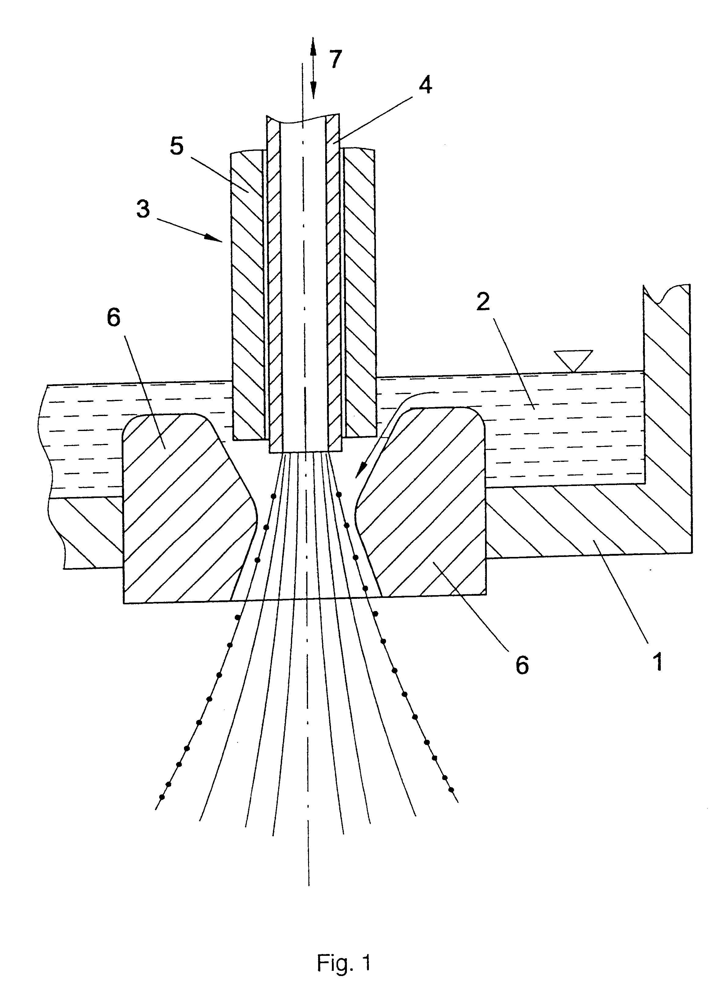 Device for atomizing liquid melts