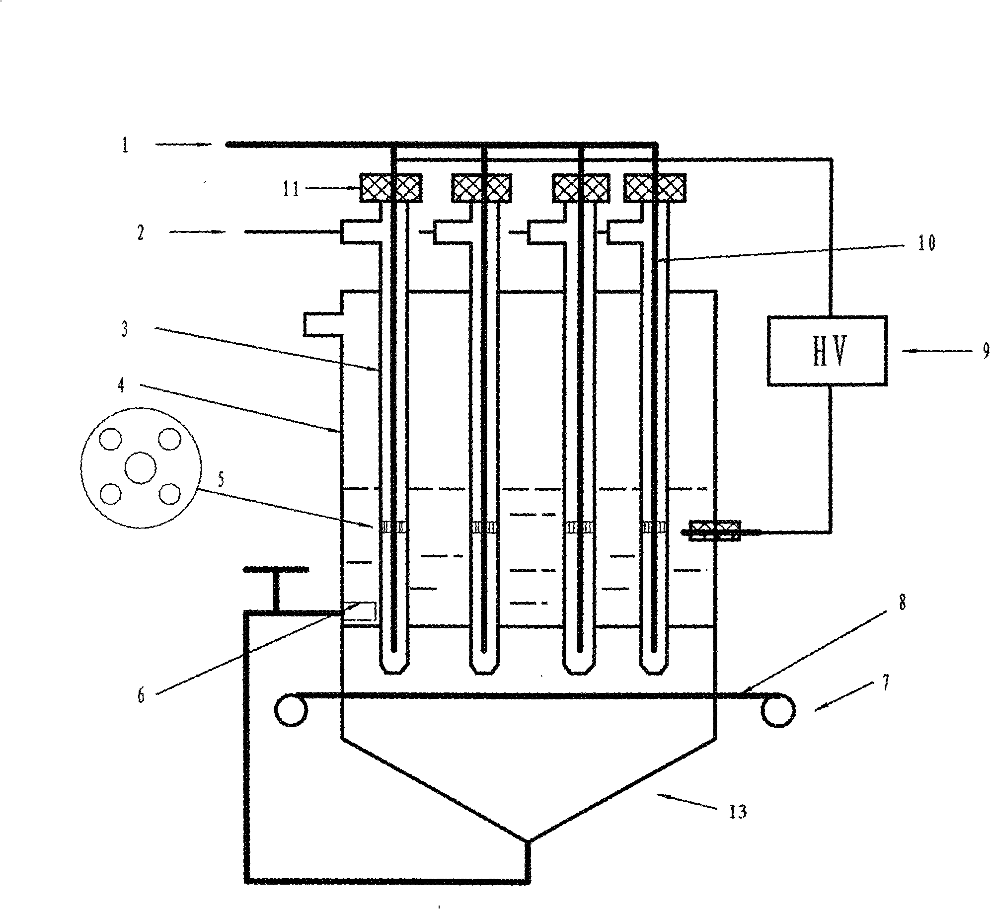 Room-temperature plasma torch array device simultaneously carrying out fiber yarn modification and sewage treatment